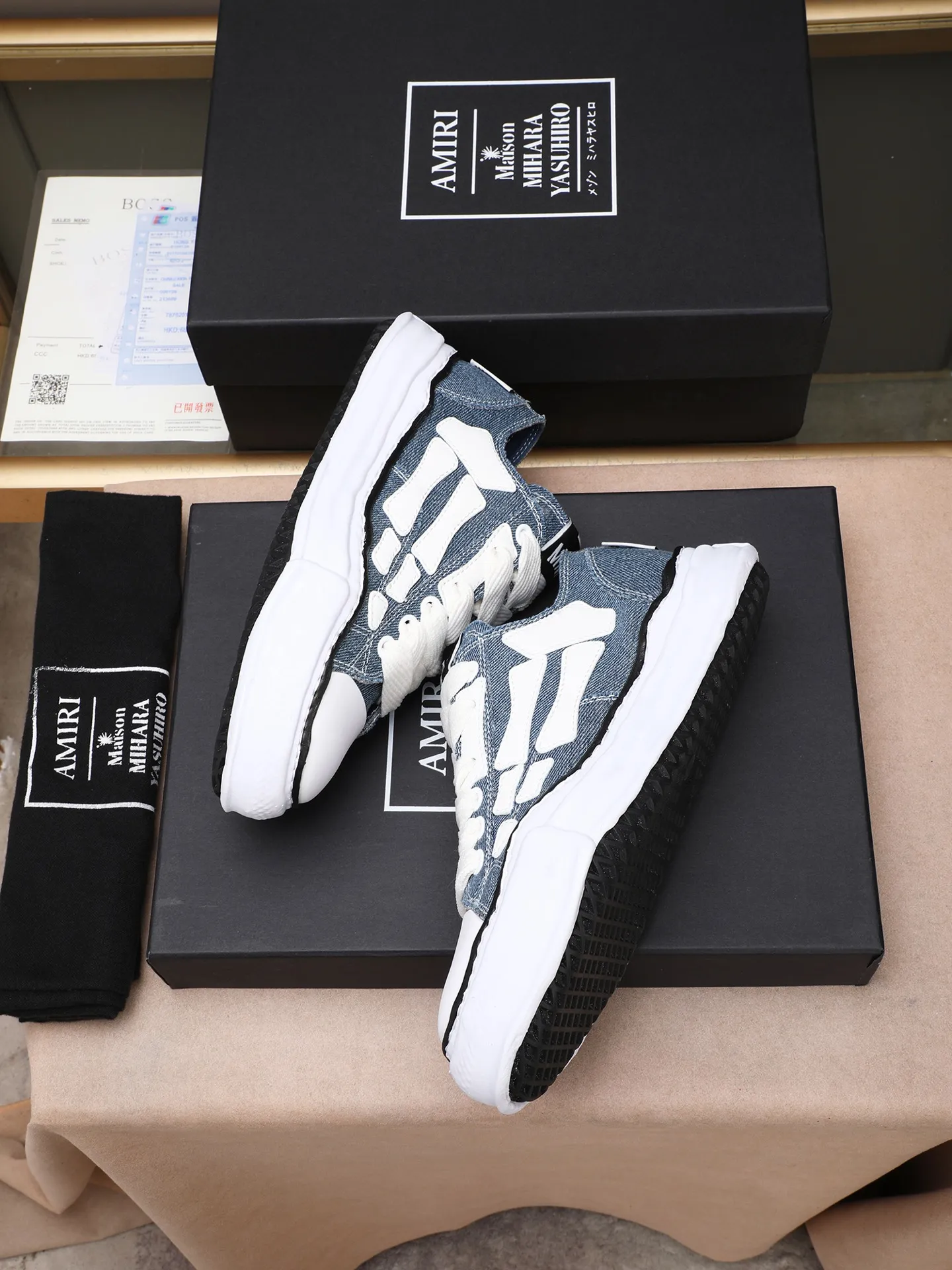 Men's shoes 💰520 AMIRI × Maison MIHARA YASUHIRO Bone Dissolving Shoes Brand Order Original Order Quality 🌈 AMIRIxMMY work together to launch joint shoes that cleverly integrate the classic designs of the two brands. The handmade clay mold soles and AMIRI's signature BONES leather embroidery details are a major feature of the shoes, showing unique craftsmanship and style 🚩 Material: upper original custom-made space Monica canvas! Lining: original technical cloth, outsole: original molded EVA foam bottom, code number: women's 35-39 (40, custom-made, non-refundable), men 39-44 (45, custom-made, non-refundable), full set of counter original packaging